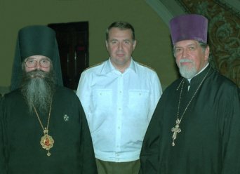 Ректор Санкт-Петербургской Духовной Академии епископ Тихвинский Константин (ныне - митрополит Петрозаводский и Карельский). Настоятель Николо-Богоявленского морского собора протоиерей Богдан Сойко. Начальник РВМедА, генерал-полковник медицинской службы Ю.Л.Шевченко. 1999г.